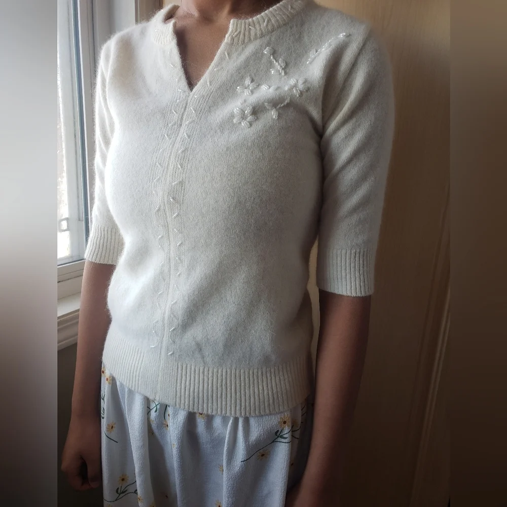 Elegant Cream Cashmere Sweater with Floral Embroidery - Picture 3 of 7